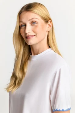 Weißes T-Shirt Mit Blauen Stickereien